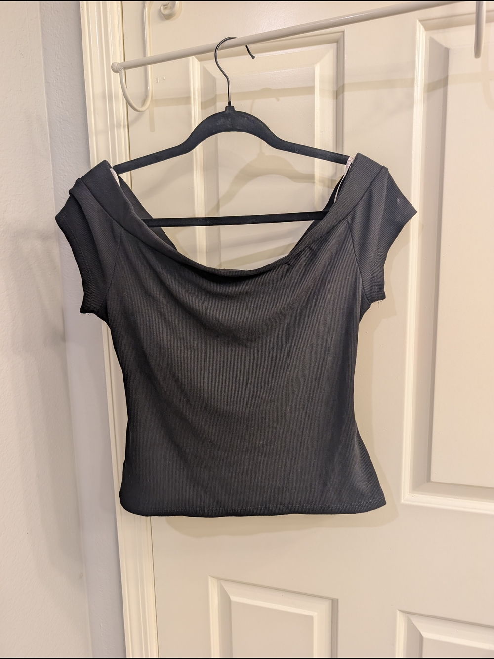 GUESS Black Off-Shoulder Ribbed Top - Picture 3 of 5